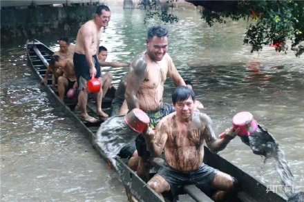場面震撼！中國龍舟之鄉(xiāng)順德舉行起龍儀式