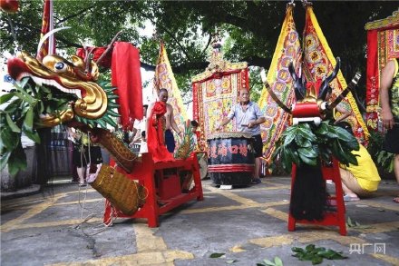 場面震撼！中國龍舟之鄉(xiāng)順德舉行起龍儀式