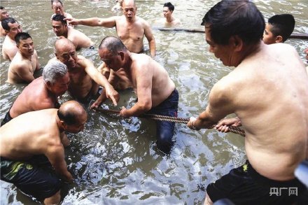 場面震撼！中國龍舟之鄉(xiāng)順德舉行起龍儀式