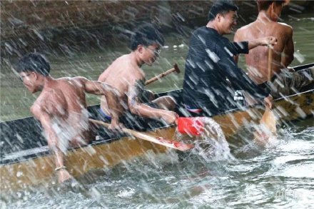 場面震撼！中國龍舟之鄉(xiāng)順德舉行起龍儀式