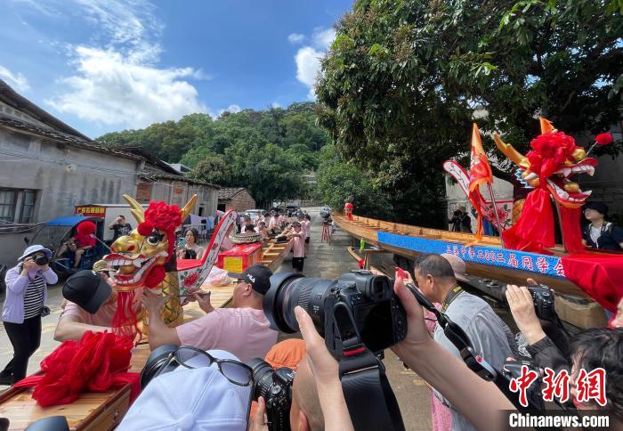 圖為5月29日，長樂江田鎮(zhèn)村民為即將入水的新龍舟安裝龍頭。　張斌 攝