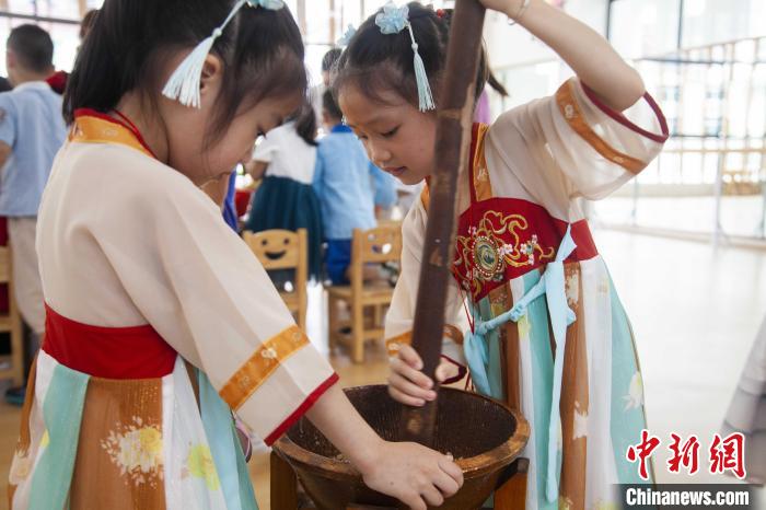 圖為小朋友們參加“將樂擂茶”制作?！《^生 攝