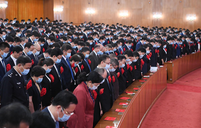 2020年9月8日上午，全國(guó)抗擊新冠肺炎疫情表彰大會(huì)在北京人民大會(huì)堂隆重舉行。這是全場(chǎng)肅立，向新冠肺炎疫情犧牲烈士和逝世同胞默哀。