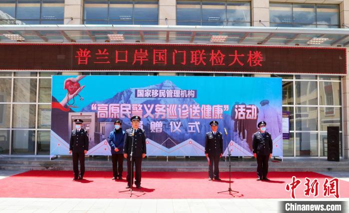 圖為捐贈儀式現(xiàn)場?！「駸?攝