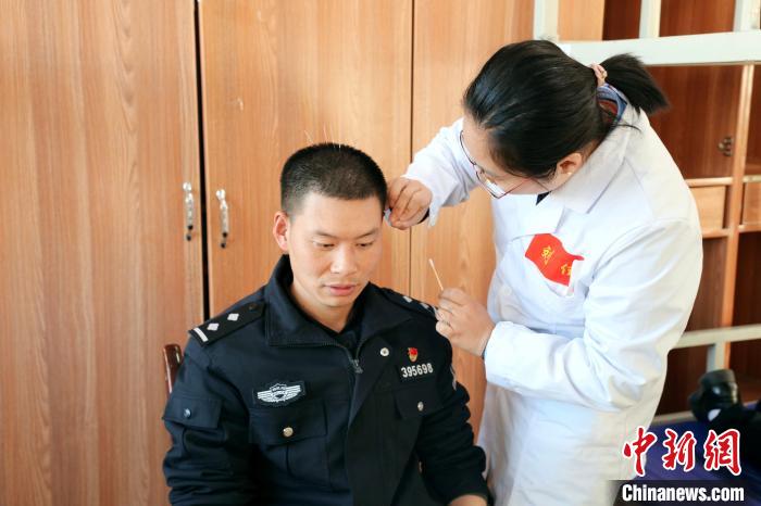 圖為專家現(xiàn)場問診?！「駸?攝