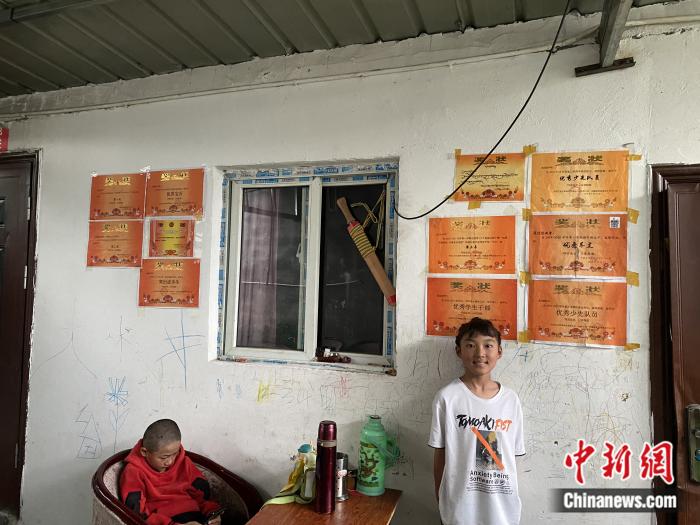 周勁名的大女兒和她獲得的獎(jiǎng)狀。彭寧鈴 攝