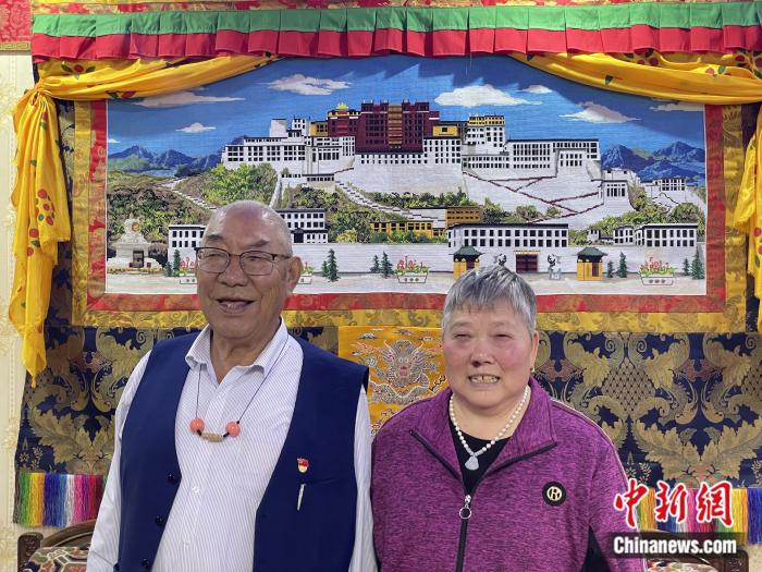 甲央曲培和杜應芳在家中。彭寧鈴 攝