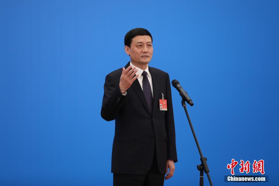 3月8日，第十三屆全國人民代表大會第四次會議舉行第二場“部長通道”采訪活動(dòng)。圖為中國工業(yè)和信息化部部長肖亞慶通過網(wǎng)絡(luò)視頻方式接受采訪。 <a target='_blank' ><p  align=