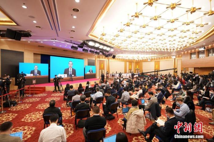 圖為記者在梅地亞中心多功能廳采訪。<a target='_blank' ><p  align=