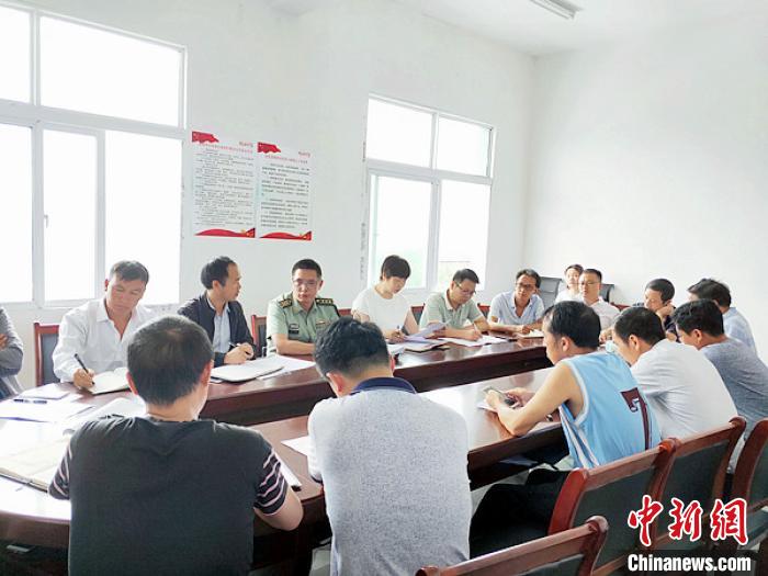 徐欣在屯上村召開座談會，與鄉(xiāng)政府領(lǐng)導和村支兩委共商 (資料圖) 鐘欣 攝