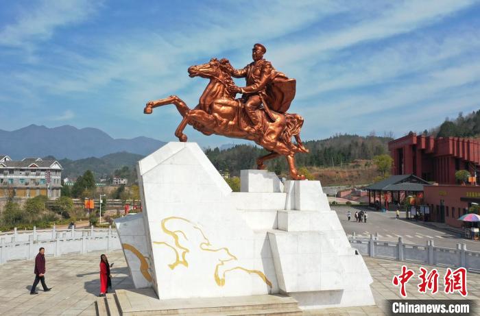 賀龍?jiān)獛浌枢l(xiāng)桑植縣已成為張家界西線旅游的重要組成部分?！钊A峰 攝