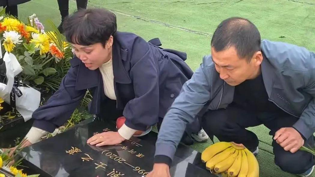 悼念戍邊烈士王焯冉：全國(guó)各地近五萬(wàn)人自發(fā)獻(xiàn)花祭英烈，奶奶仍在等孫子回家