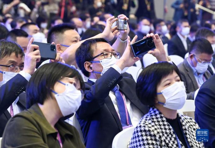 11月9日，參會者在開幕式現(xiàn)場拍照。當(dāng)日，2022年世界互聯(lián)網(wǎng)大會烏鎮(zhèn)峰會在浙江烏鎮(zhèn)開幕。新華社記者 李賀 攝
