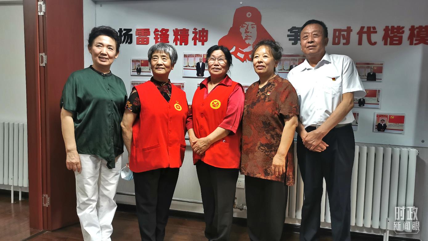 2021年8月，習近平到承德濱河社區(qū)居家養(yǎng)老服務中心調(diào)研。這是服務中心的志愿者代表。（總臺央視記者覃思拍攝）