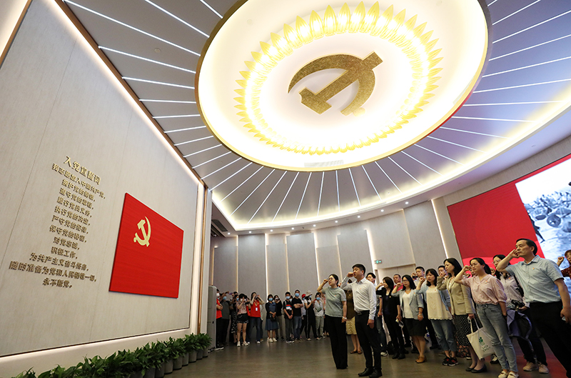 2021年6月3日，黨員在上海中共一大紀念館重溫入黨誓詞。