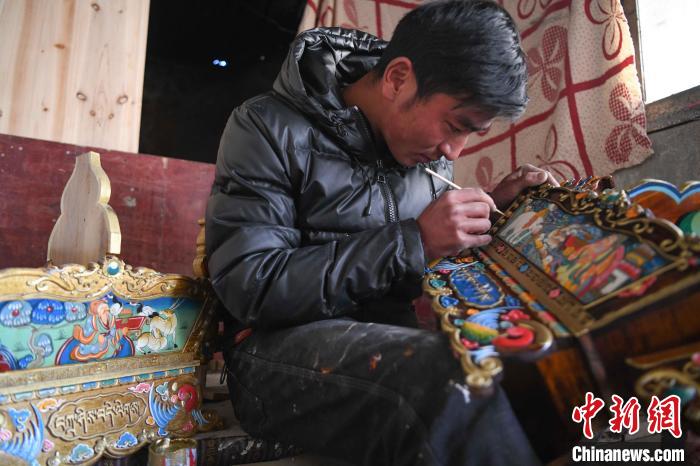 圖為拉薩手藝人制作年貨“切瑪盒”?！∝暩聛硭?攝