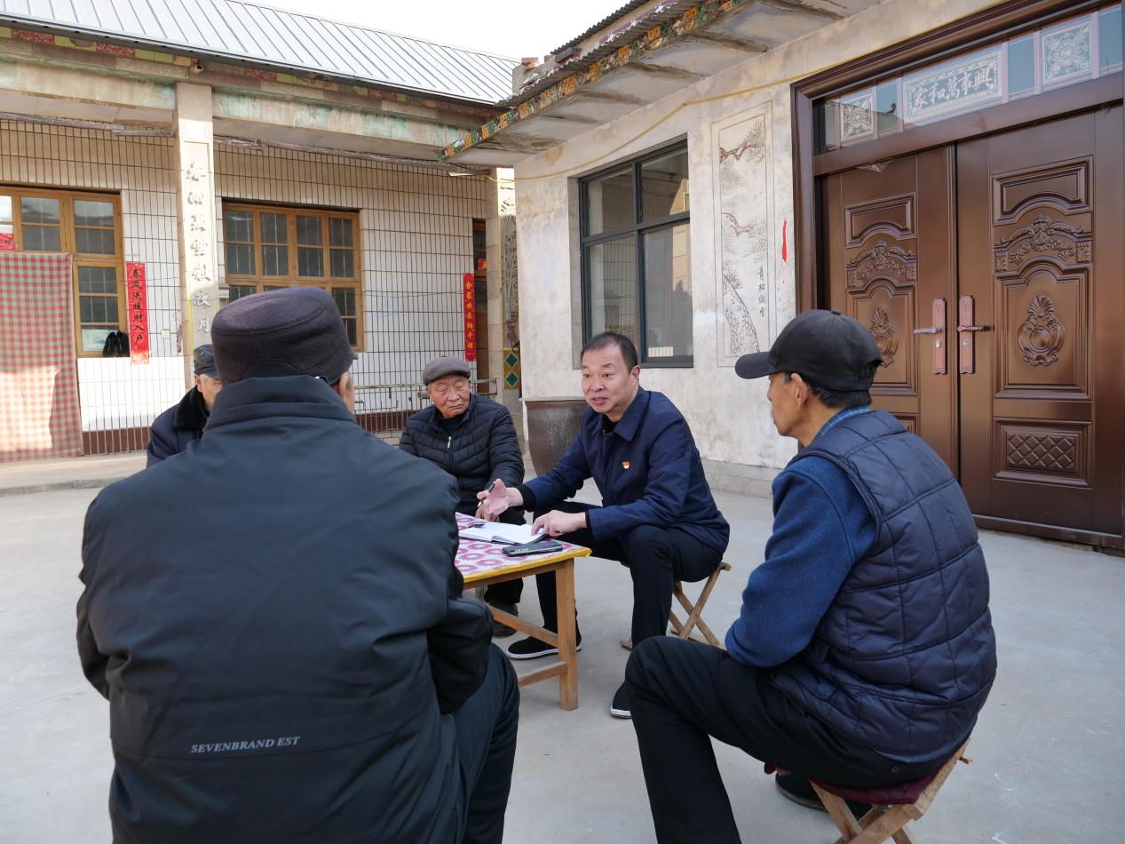 2023年全國(guó)兩會(huì)前夕，全國(guó)人大代表、廣平縣后南陽(yáng)堡村黨支部書(shū)記王建廣和村民座談。（受訪者供圖）