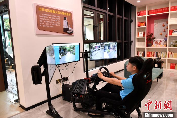 圖為福州中天社區(qū)工作人員正在利用5G技術(shù)，遠(yuǎn)程操控機(jī)器人巡視社區(qū)?！蚊?攝