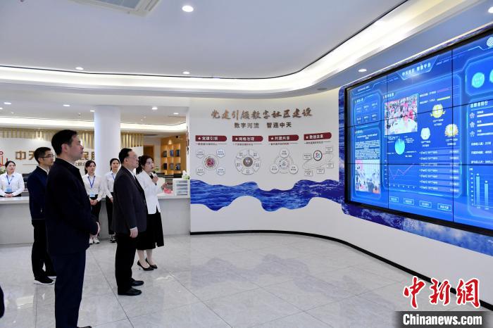圖為與會來賓參觀福州中天社區(qū)?！蚊?攝