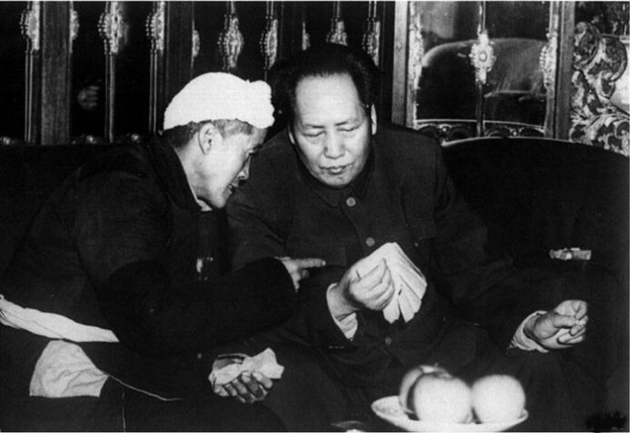 1952年，毛澤東與陜甘寧邊區(qū)勞動模范楊步浩親切交談。