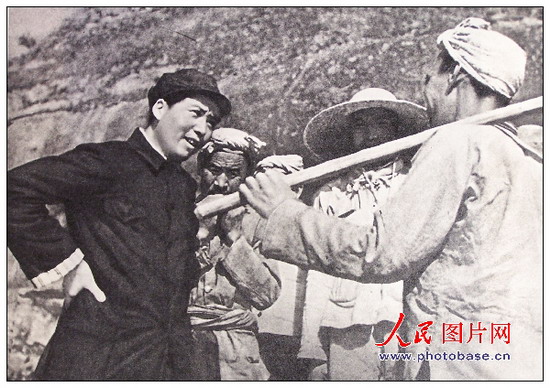 1939年，毛澤東同志在延安和楊家?guī)X農(nóng)民親切談話。