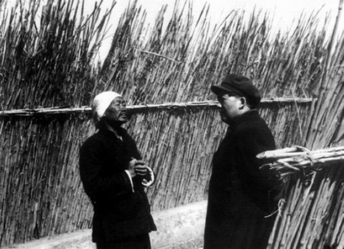 1952年，毛主席在北京近郊訪問農(nóng)民。