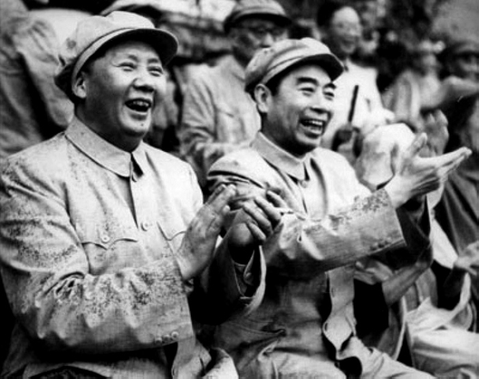 1952年，毛主席在北京與周總理冒雨觀看解放軍體育比賽。
