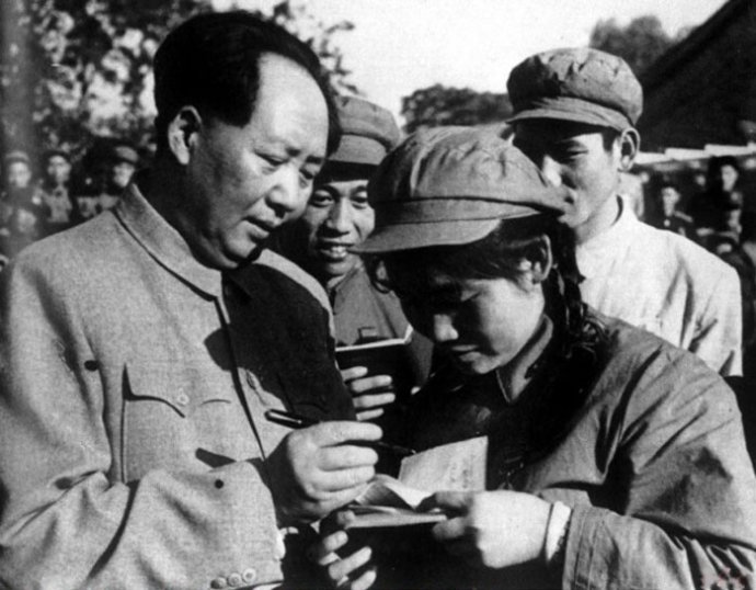 1952年，毛澤東為志愿軍歸國代表團文藝戰(zhàn)士代表謝秀民簽名留念。
