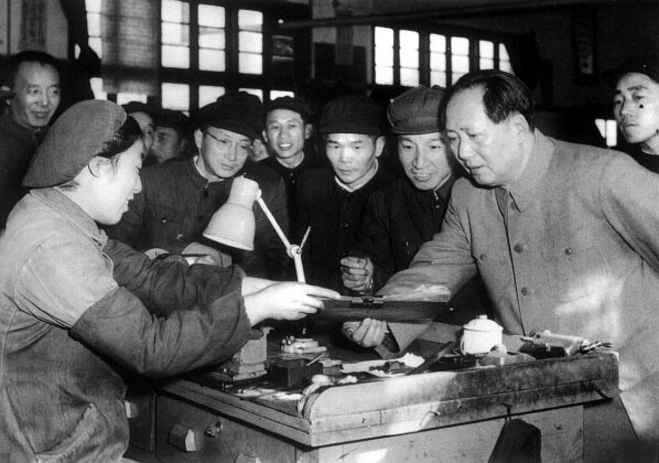 1956年，毛澤東視察南京無線電廠。