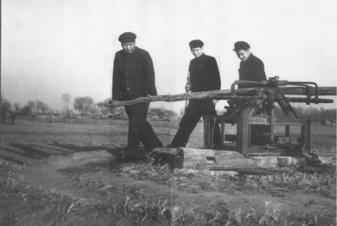 1954年，毛澤東在順義縣農(nóng)村視察。