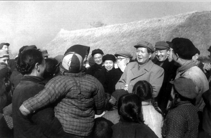 1955年，毛澤東在南京郊區(qū)饒辰鄉(xiāng)十月農(nóng)業(yè)合作社和群眾交談。