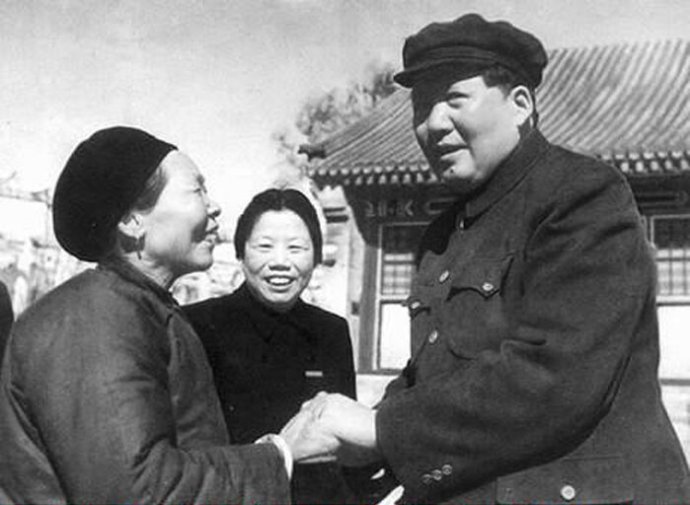 1954年，毛澤東接見抗美援朝英雄黃繼光的母親鄧芳芝。