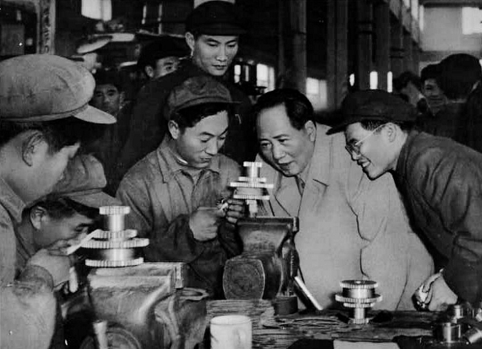 1956年，毛主席在天津視察工廠。