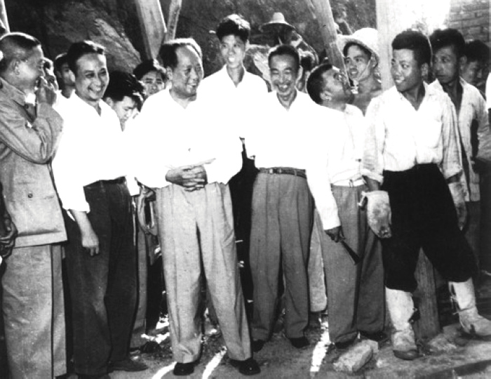 1958年，毛主席在湖北視察武昌第一紗廠(現(xiàn)武漢國棉六廠)。