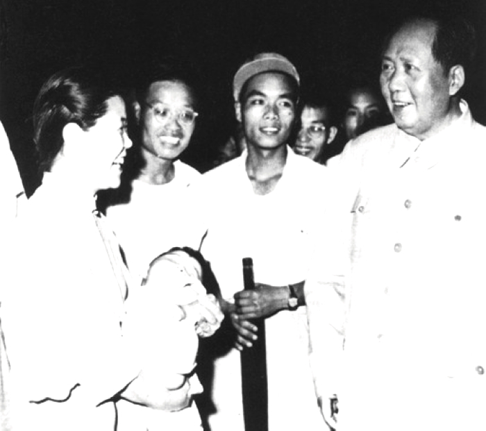 1957年，毛主席在湖北武漢長江大橋上與群眾交談。