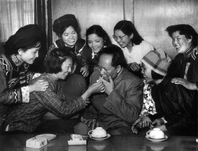 1957年，毛澤東和中國新民主主義青年團第三次全國代表大會的“三大”代表在一起。攝影：洪克