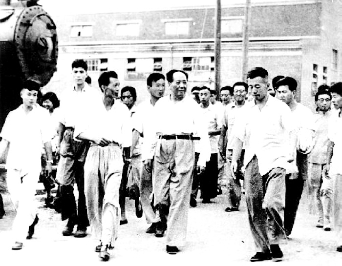 1958年，毛主席在湖北視察武漢重型機床廠。