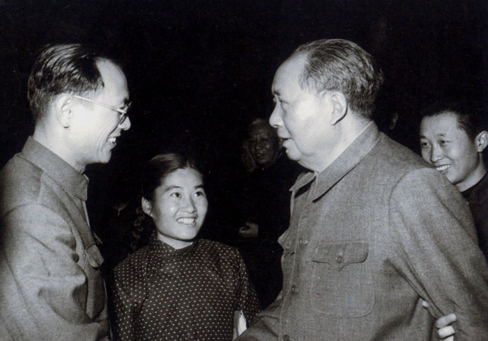 1965年，毛主席在北京與生物化學(xué)家彭加木親切握手交談。攝影：錢嗣杰