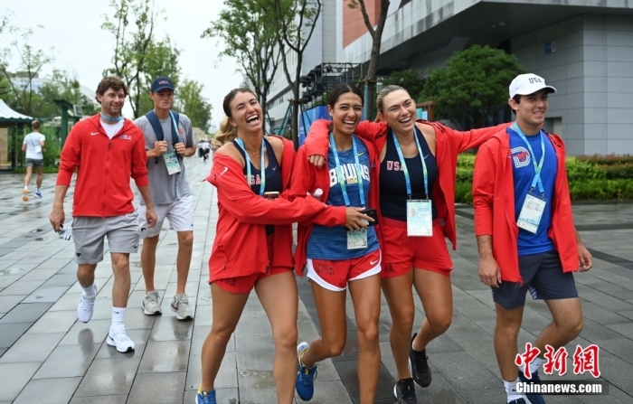 美國(guó)運(yùn)動(dòng)員在村內(nèi)開心漫步。<a target='_blank' href='/'><p  align=