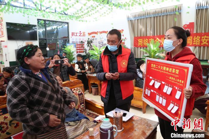 圖為瓊結(jié)縣村民參與問(wèn)答。　倫珠澤仁 攝