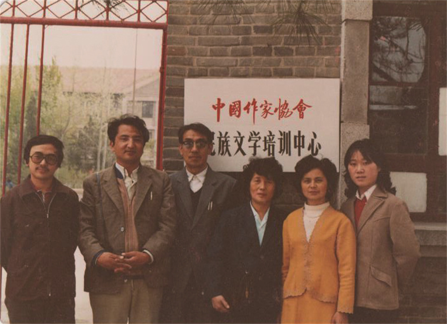 在民族文學雜志社任職期間，吉米平階（左一）和同事合影??.jpg